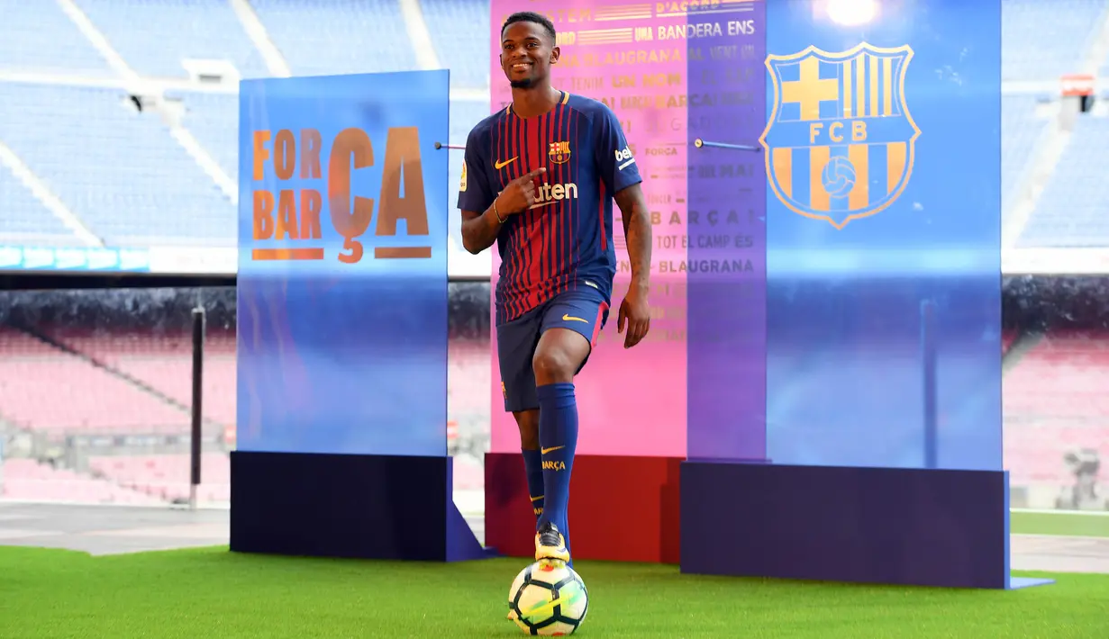Bek asal Portugal, Nelson Semedo, bersiap juggling saat diperkenalkan sebagai pemain Barcelona di Stadion Camp Nou, Katalonia, Jumat (14/7/2017). Pemain 23 tahun itu didatangkan dari Benfica dengan harga 26,2 juta poundsterling. (AFP/Lluis Gene)