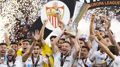 Kapten tim Sevilla Ivan Rakitic (tengah) dan Jesus Navas (tengah kanan) mengangkat trofi setelah memenangkan pertandingan sepak bola final Liga Europa antara Sevilla dan AS Roma di Puskas Arena, Budapest, Hungaria, Rabu (31/5/2023). Sevilla mengalahkan AS Roma 4-1 dalam adu penalti setelah pertandingan berakhir imbang 1-1. (AP Photo/Petr David Josek)