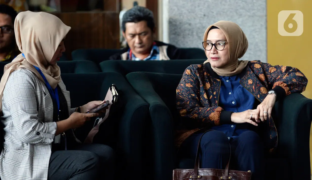 Komisioner KPU Evi Novida Ginting Manik (kanan) menunggu untuk menjalani pemeriksaan di Gedung KPK, Jakarta, Rabu (26/2/2020). Evi diperiksa sebagai saksi untuk tersangka Saeful Bahri terkait kasus dugaan penerimaan hadiah atau janji penetapan anggota DPR Terpilih 2019-2024. (merdeka.com/Dwi Narwoko