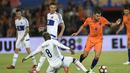 Aksi pemain Belanda, Kevin Strootman (kanan) melewati adangan pemain Luksemburg pada Kualiifikasi Piala Dunia 2018 di Rotterdam. (AFP/ John Thys)