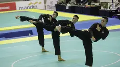 Pesilat Indonesia memperlihatkan jurus dalam pertandingan Pencak Silat Beregu Putra saat final 18th Asian Games Invitation Tournament di Padepokan Silat TMII, Jakarta, Rabu (14/2). Indonesia menyabet emas dengan skor 466. (Liputan6.com/Faizal Fanani)