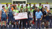 Para pemain Jakarta BNI Taplus merayakan keberhasilan menjadi yang terbaik pada babak final four Proliga 2016 di GOR Amongrogo, Yogyakarta, Minggu (8/5/2016). (Bola.com/Vitalis Yogi Trisna)