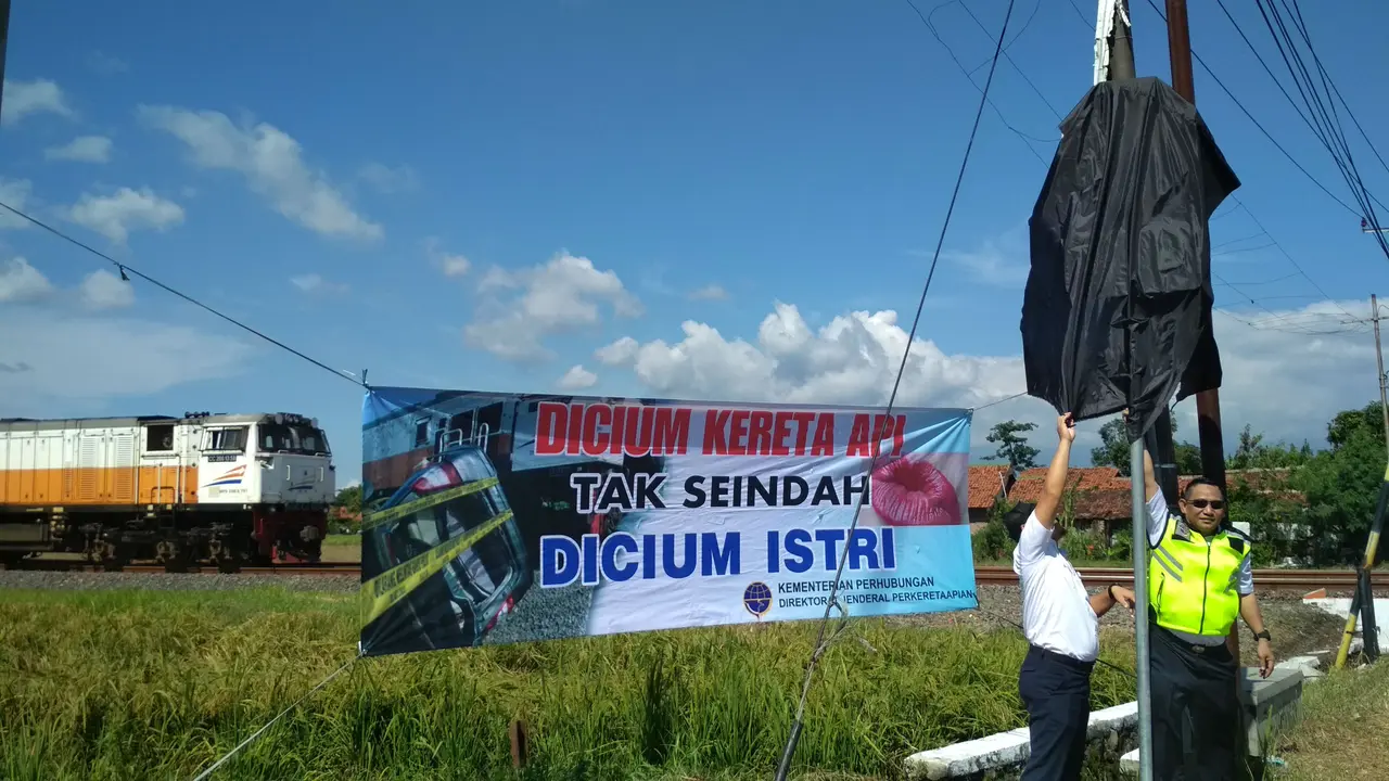 Cara Unik PT KAI Tekan Angka Kecelakaan di Perlintasan Kereta Api