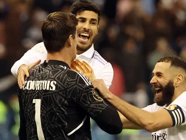 Dibumbui hubungan tak harmonis antara kedua pelatih, Carlo Ancelotti dan Gennaro Gattuso, Real Madrid berhasil mengalahkan Valencia lewat adu penalti 4-3 (1-1) dalam babak semifinal Piala Super Spanyol yang berlangsung di King Fahd Stadium, Riyadh, Arab Saudi, Kamis (12/1/2023) dini hari WIB. Kiper Real Madrid Thibaut Courtois menjadi pahlawan kemenangan Los Blancos setelah berhasil menepis dua ekseksui penalti Valencia. (AFP/Giuseppe Cacace)