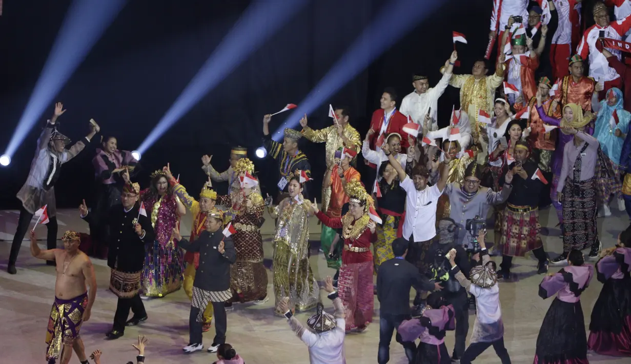 Pakaian adat membuka jalan kontingen Indonesia saat upacara pembukaan SEA Games 2019 di Philipine Arena Bulacan, Manila, Sabtu (30/11). Pesta olahraga se-Asia Tenggara ini akan berlangsung hingga 11 Desember. (Bola.com/M Iqbal Ichsan)