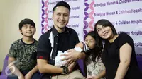 Arie K. Untung dan Fenita Arie menggelar konfrensi pers terkait kelahiran anak ketiga mereka yang berjenis kelamin laki-laki. (Foto: Herman Zakharia/Liputan6.com)