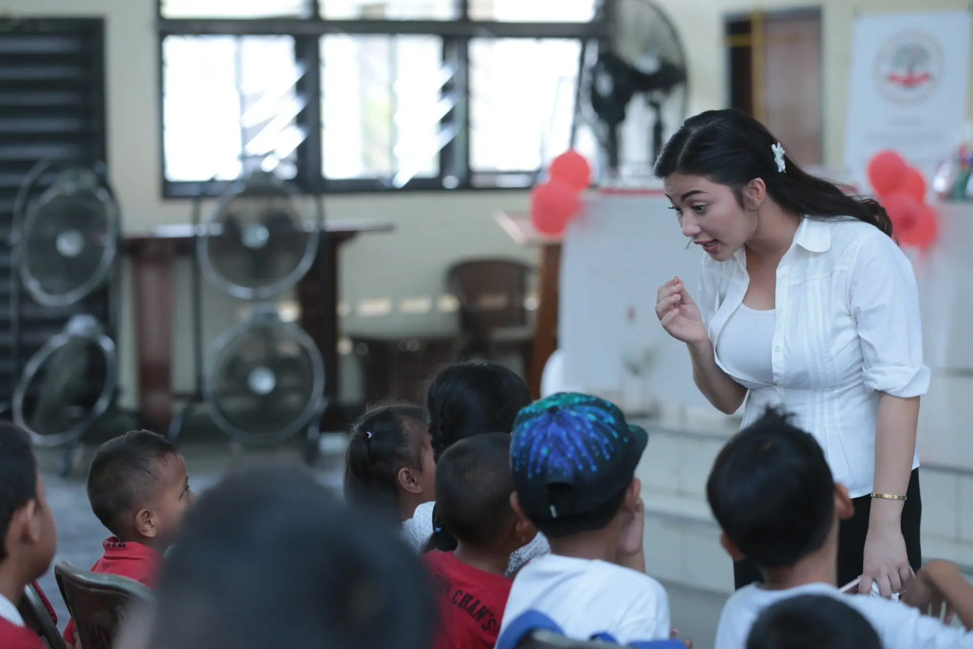 Ariel Tatum merayakan ulang tahun bersama anak-anak kurang mampu dari Yayasan Anak Negeri. Selasa (8/11/2016) acara di gelar di Aula Gereja Paroki Kawasan Rawamangun, Jakarta Timur. (Adrian Putra/Bintang.com)