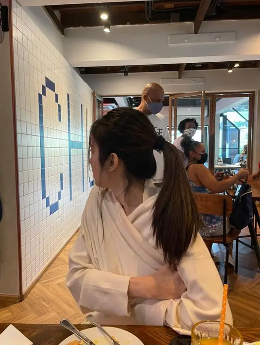 Rambut panjang jadi ciri khasnya. Untuk gaya harian, ia lebih sering digerai natural atau dikuncir ponytail. [@poydtreechada]