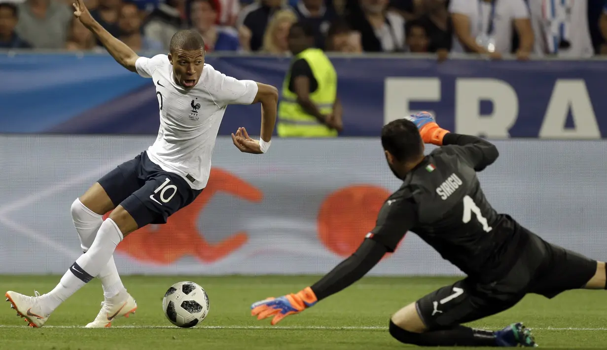 Pemain Prancis, Kylian Mbappe (kiri) berusaha mengecoh kiper Italia, Salvatore Sirigu pada laga uji coba di Allianz Riviera stadium, Nice, (1/6/2018). Prancis menang 3-1. (AP/Claude Paris)