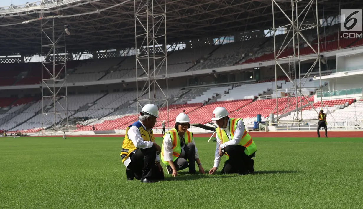 Menteri Keuangan Sri Mulyani bersama Menteri PUPR Basuki Hadimuljono dan Kepala Badan Ekonomi Kreatif (Bekraf) Triawan Munaf meninjau kondisi rumput lapangan Stadion Utama Gelora Bung Karno di Senayan, Jakarta, Kamis (23/11). (Liputan6.com/Angga Yuniar)