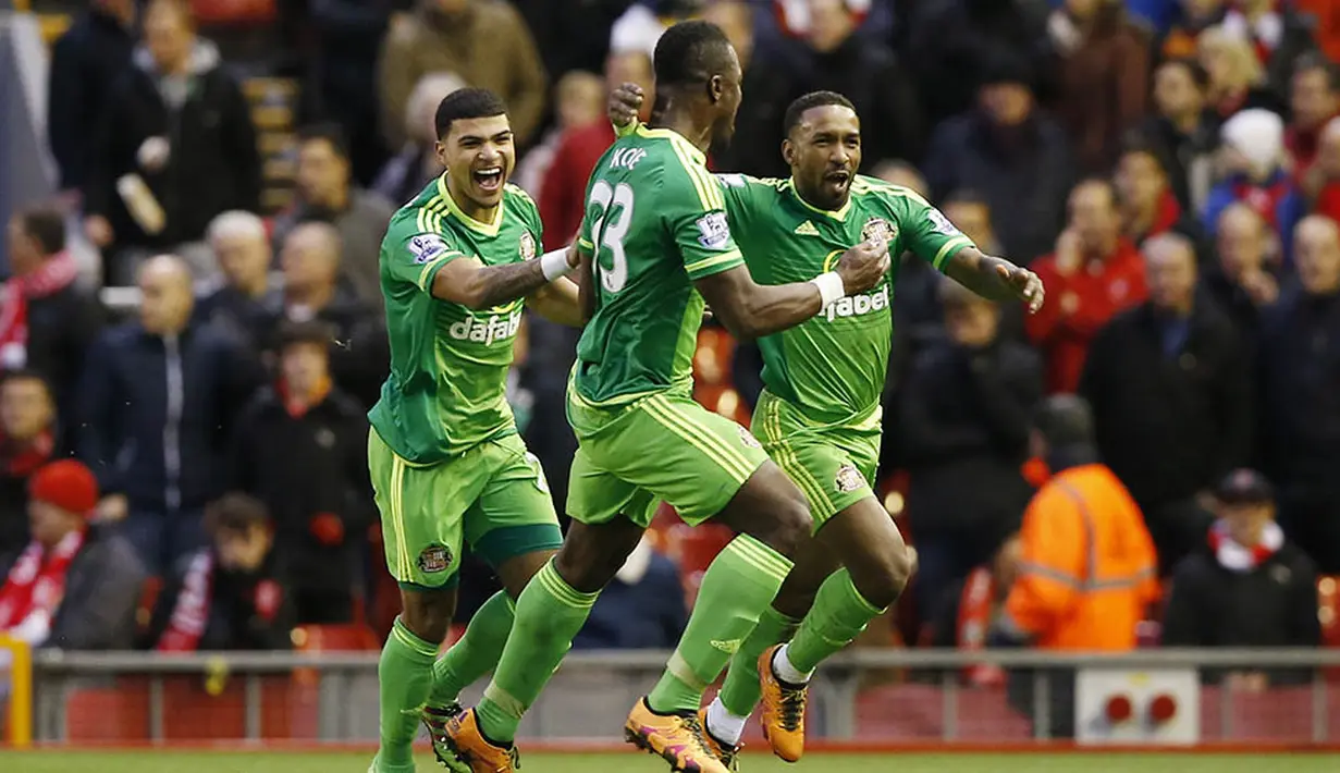 Para pemain Sunderland merayakan gol yang dicetak Jermain Defoe ke gawang Liverpool. Gol penyeimbang Sunderland dicetak pada menit ke-82 dan 89. (Reuters/Carl Recine)