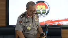 Kadiv Humas Mabes Polri Irjen Setyo Wasisto bersiap memberi keterangan di Jakarta, Minggu (13/5). Keterangan terkait penangkapan empat terduga teroris di kawasan Terminal Pasirhayam, Cianjur, Jawa Barat. (Liputan6.com/Helmi Fithriansyah)