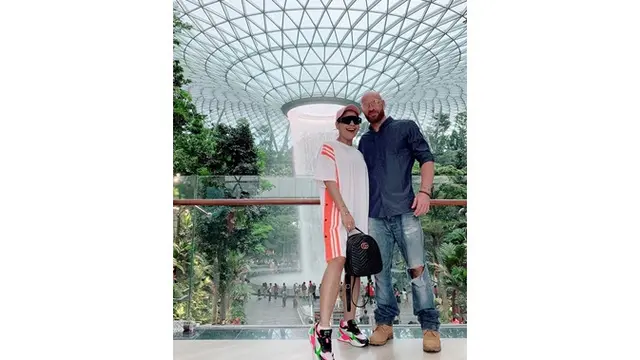 7 Potret Mesra Melaney Ricardo dan Tyson Lynch, Selalu Kompak