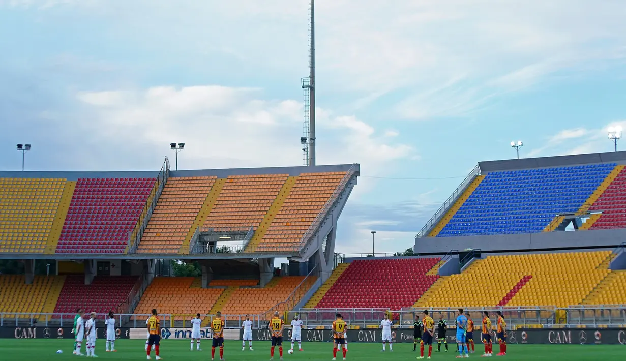 Para pemain AC Milan dan Lecce berdoa satu menit untuk menghormati para korban COVID-19 sebelum pertandingan Liga Serie A Italia di stadion Via del Mare di Lecce, Italia (22/6/2020). AC Milan menang telak atas Lecce 4-1. (Spada/LaPresse via AP)