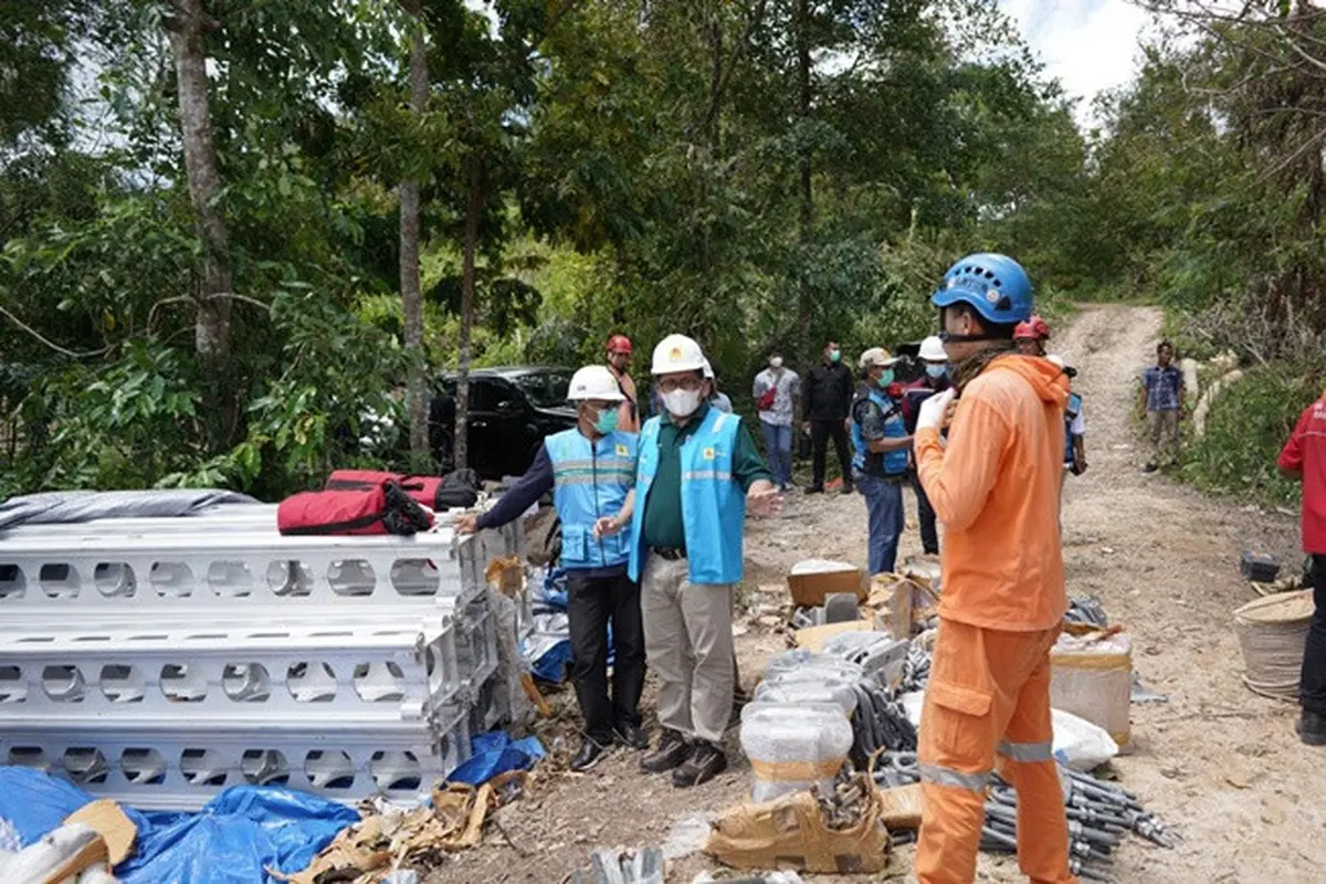 PLN terjunkan personel bantu pulihkan listrik di NTT. (Dok PLN)