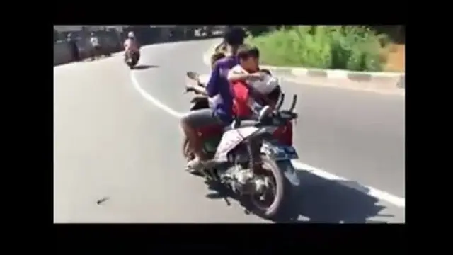 Viral video anak makan nasi bungkus saat membonceng sepeda motor