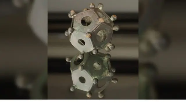 Dodecahedron Romawi yang ditemukan di dekat tembok Romawi kuno kota Tongeren di Belgia pada 1939. (Museum Gallo-Romeins Tongeren)