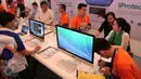 Pengunjung melihat produk komputer pada ajang pameran teknologi komputer dan gadget, Indocomtech di JCC, Jakarta, Rabu (28/10). Pameran yang dihadiri sekitar 300 perusahan teknologi informasi itu gelar hingga 1 November. (Liputan6.com/Angga Yuniar)