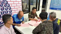 Penyidik Kejaksaan Tinggi Sulawesi Selatan menyerahkan tanggungjawab para tersangka dan barang bukti dugaan korupsi PT. Surveyor Indonesia Cabang Makassar ke Penuntut Umum.