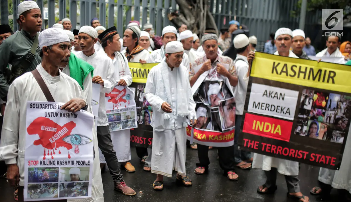 Massa yang tergabung dalam Aksi Solidaritas Islam Indonesia untuk Kashmir membentangkan spanduk di depan Kedubes India, Rabu (6/2). Aksi itu meminta pemerintah India segera menghentikan genosida yang dilakukan oleh  militer. (Liputan6.com/Faizal Fanani)