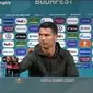 Cristiano Ronaldo singkirkan botol minuman soda sponsor Euro 2020. (dok. tangkapan layar video Twitter @TheSun)