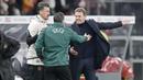Pelatih Timnas Jerman, Julian Nagelsmann (kanan) melancarkan protes kepada ofisial keempat atas putusan wasit saat menghadapi Timnas Turki pada laga uji coba internasional di Olympiastadion, Berlin, Minggu (19/11/2023) dini hari WIB. (AP Photo/Markus Schreiber)