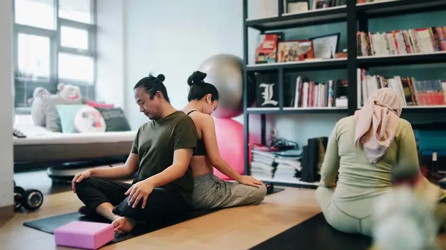 7 Potret Dea Ananda Bersama Suami Kompak Jalani Couple Prenatal Yoga