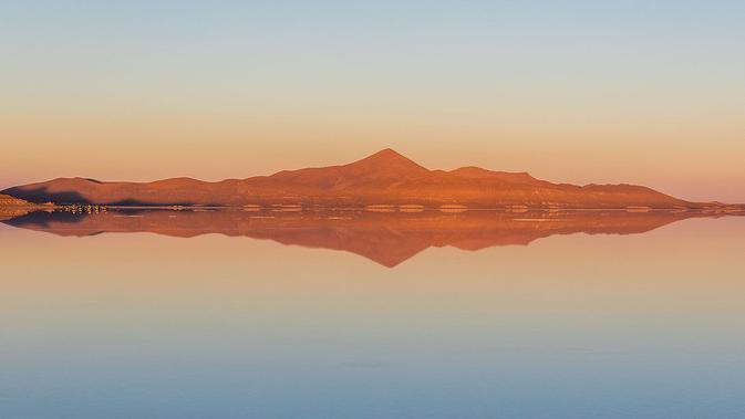 Salar de Uyuni, Bolivia (wikimedia commons)