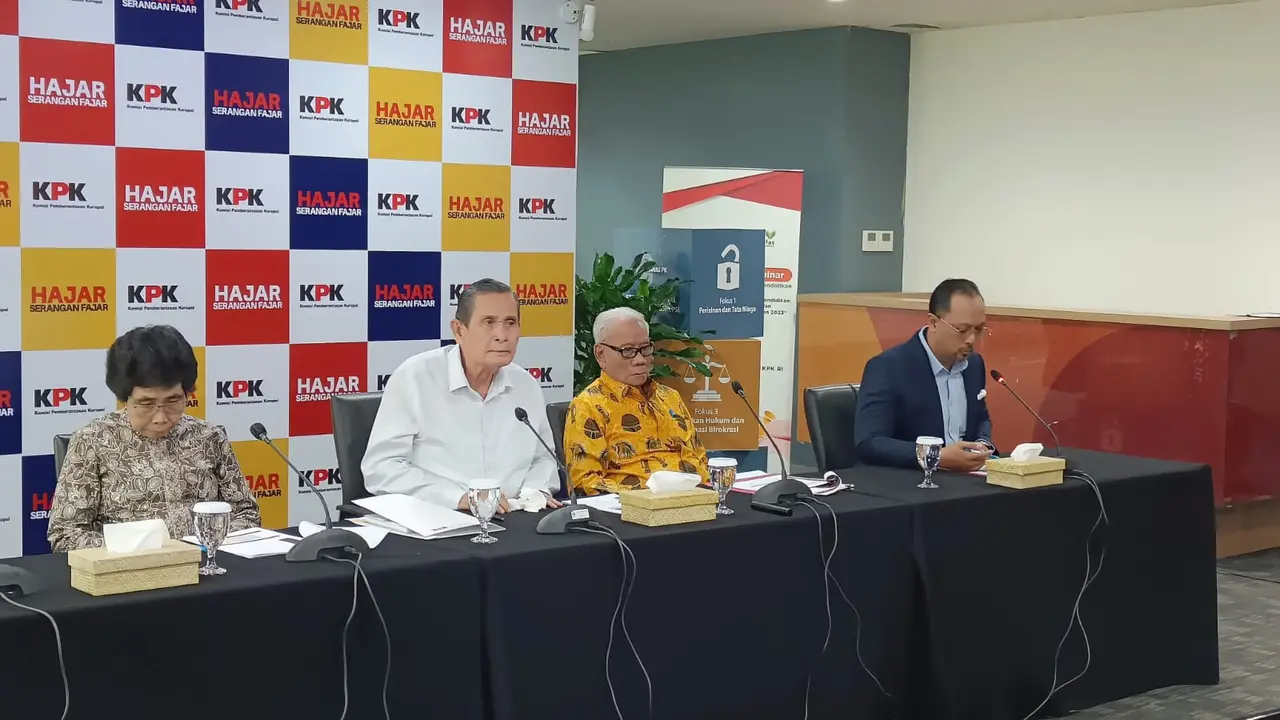 Ketua Dewan Pengawas (Dewas) Komisi Pemberantasan Korupsi (KPK), Tumpak Hatorangan Pangabean saat konferensi pers Laporan Hasil Kinerja Dewas 2019-2024 di Gedung Dewas KPK, Kamis (12/12/2024).