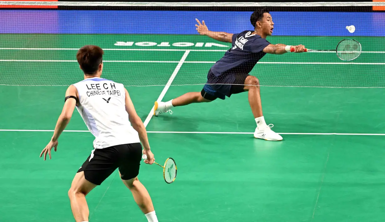 Tunggal putra Indonesia, Alwi Farhan (kanan) saat mengembalikan pukulan ke Lee Chia Hao (Taiwan) dalam pertandingan perempat final turnamen bulu tangkis Australia Open 2026 di Sydney pada Jumat 12 Juni 2026. (Saeed KHAN/AFP)