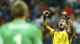 Selebrasi penjaga gawang Timnas Argentina, Sergio Romero, saat berhasil menahan dua tendangan penalti pemain Belanda di laga semifinal Piala Dunia 2014, Sao Paolo, (10/7/2014). (REUTERS/Dominic Ebenbichler)