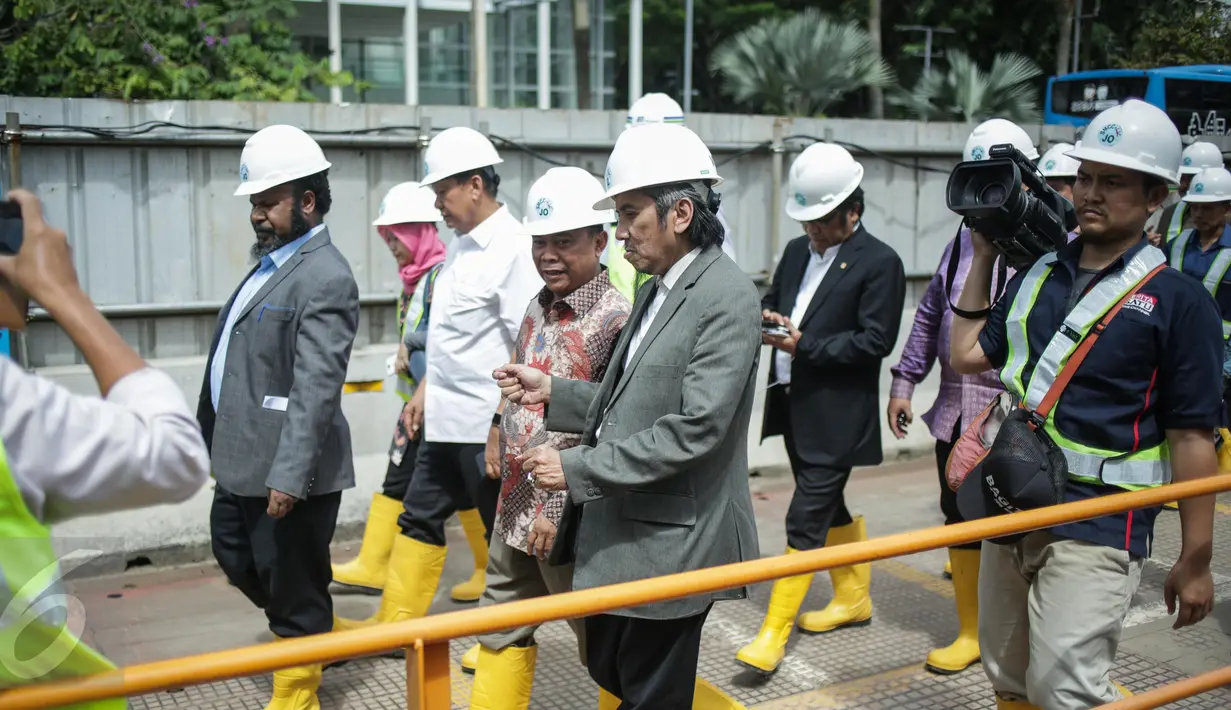 Anggota Komisi V DPR melakukan kunjungan kerja di Stasiun MRT Bundaran HI, Jakarta, Kamis (6/4). Dalam kunjungan kerja tersebut para anggota komisi V DPR melihat progres pembangunan stasiun MRT Bunderan HI. (Liputan6.com/Faizal Fanani)