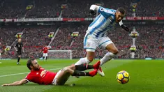 Pemain Manchester United Juan Mata berusaha merebut bola dari pemain Huddersfield Town, Collin Quaner saat pertandingan Liga Inggris di Old Trafford di Manchester (3/2). Manchester United menang 2-0 atas Huddersfield Town. (Martin Rickett / PA via AP)