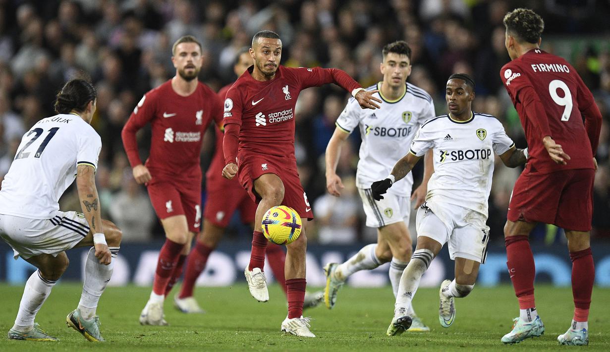 Thiago Alcantara tak dipanggil oleh Timnas Spanyol untuk Piala Dunia 2022. Masalah kebugaran dan cedera hamstringnya diduga sebagai penyebabnya. Luis Enrique pun menggantikan dua wonderkid, Pedro dan Gavi untuk mengisi lini tengah La Furia Roja. Musim ini, ia tercatat telah memainkan 14 laga di semua kompetisi. (AFP/Oli Scarff)