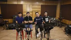 Kerispatih Latihan Bareng Sammy Simorangkir untuk Konser Gen-P Generasi Pesta, Rabu (19/7/2023). Pada konser ini Kerispatih berkolaborasi dengan Sammy Simorangkir. Karena itu, nantinya mereka akan membagi tiga sesi. Pertama, Kerispatih tampil bersama vokalis Fandy. (KapanLagi.com/Bayu Herdianto /ums)