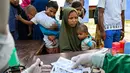 Selain pemeriksaan kesehatan di lokasi penampungan, petugas kesehatan juga menerima pengungsi Rohingya yang dibawa ke IGD Rumah Sakit Pendidikan Universitas Syiah Kuala untuk perawatan medis. (CHAIDEER MAHYUDDIN/AFP)