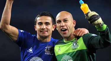 Kegembiraan dua pemain Everton, Tim Cahill (kiri) dan kiper Tim Howard usai kemenangan 2-1 dari Manchester City dalam lanjutan EPL di City of Manchester Stadium, 20 Desember 2010. AFP PHOTO / ANDREW YATES