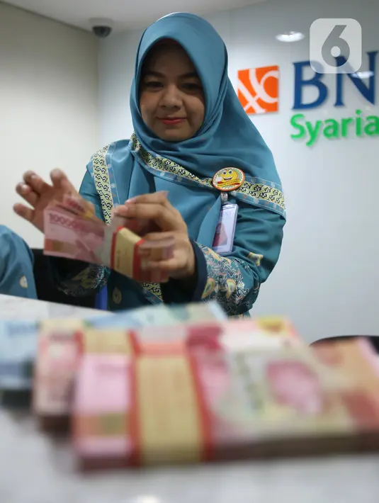Teller menghitung mata uang rupiah di bank, Jakarta, Rabu (22/1/2020). Gubernur Bank Indonesia Perry Warjiyo mengatakan penguatan nilai tukar rupiah yang belakangan terjadi terhadap dolar Amerika Serikat sejalan dengan fundamental ekonomi Indonesia dan mekanisme pasar. (Liputan6.com/Angga Yuniar)