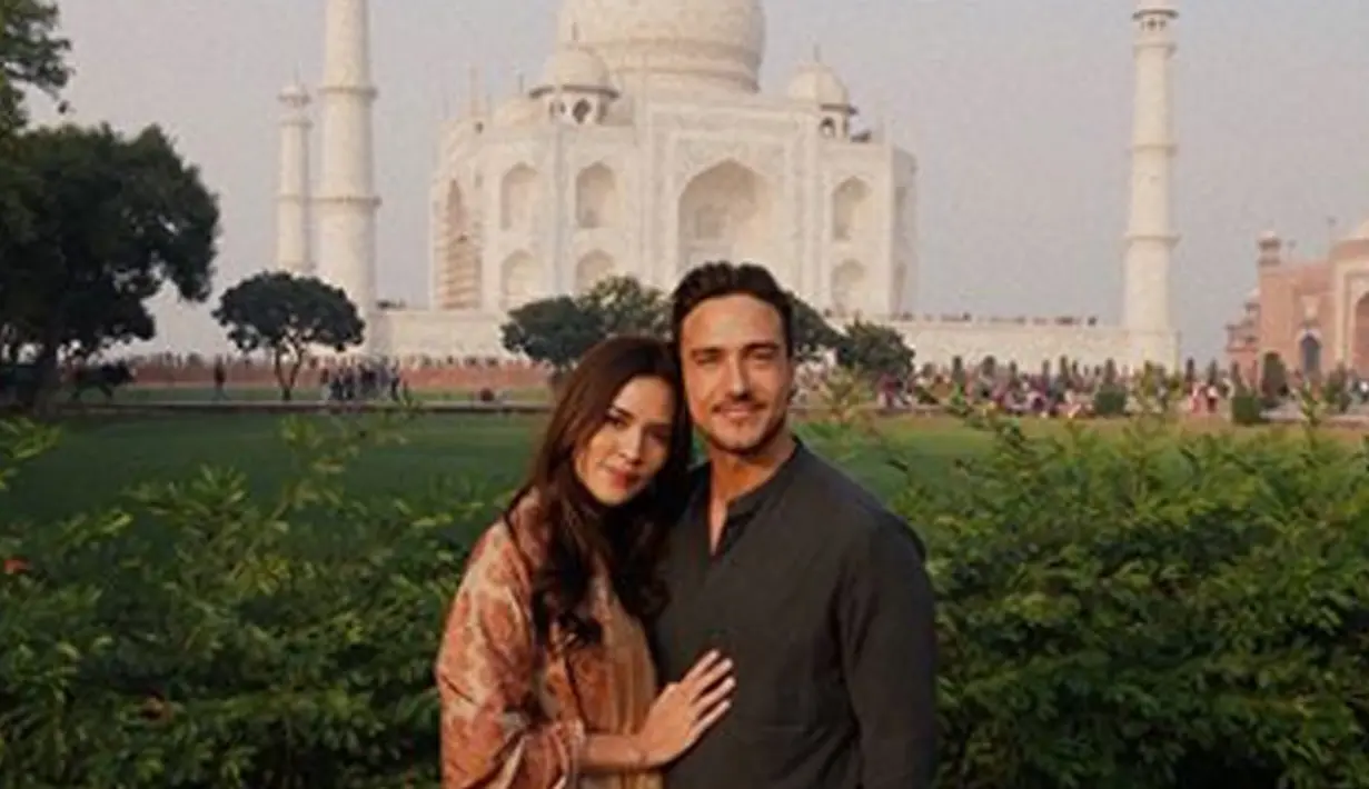 Penyanyi Raisa Andriana dan Hamish Daud tampak romantis saat berpose dengan latar belakang Taj Mahal. UNESCO menetapkan bangunan ini menjadi salah satu dari Tujuh Keajaiban Dunia. (Instagram/raisa6690)