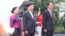 Presiden Joko Widodo (Jokowi) menyambut kunjungan kenegaraan Perdana Menteri (PM) Republik Demokratik Rakyat Laos Thongloun Sisoulith dan Ibu Naly Sisoulith, di Istana Kepresidenan Bogor, Jawa Barat, Kamis (12/10). (Liputan6.com/Angga Yuniar)