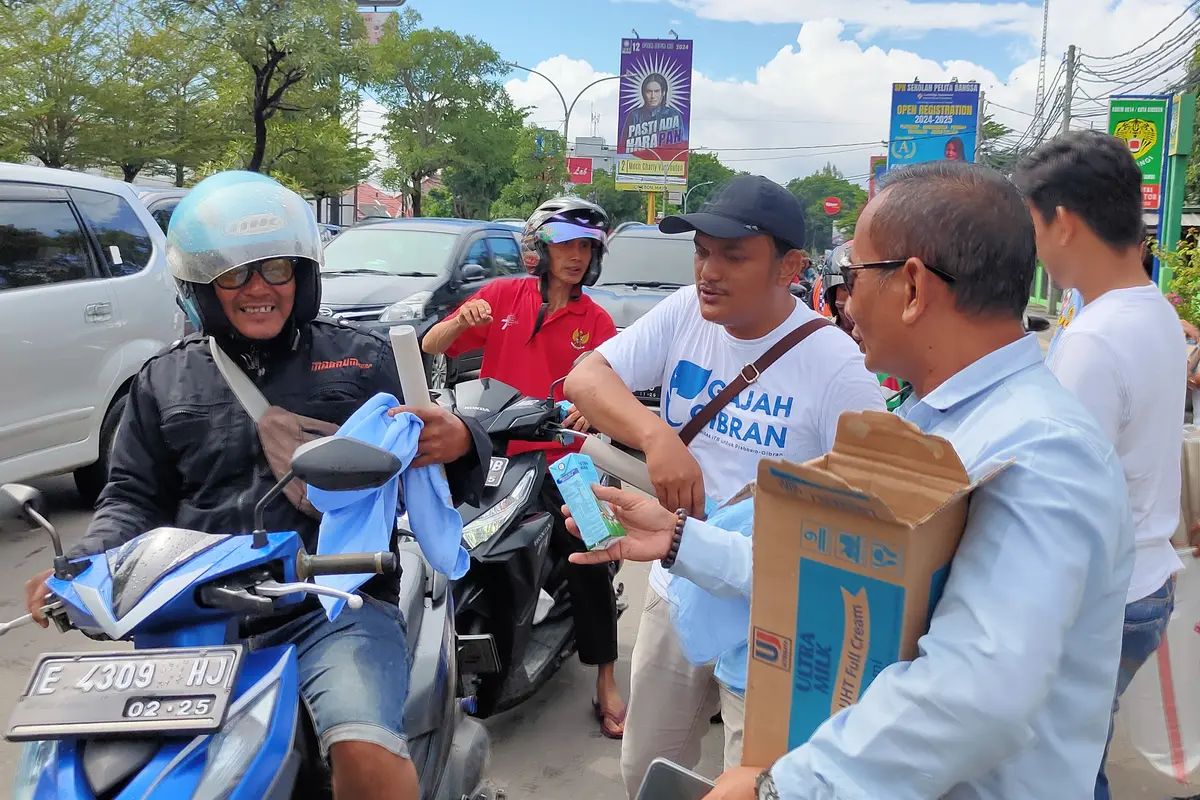 Cerita Relawan Gajah Gibran Kompak Bagikan Susu Gratis ke Pengendara di Cirebon