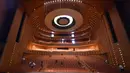 Para staf mendisinfeksi gedung Tianjin Grand Theater di Tianjin, China utara, pada 28 Juli 2020. Gedung pertunjukan teater itu telah memulai proses disinfeksi menyeluruh selama sepekan sejak Senin (27/7) sebelum dibuka kembali untuk pengunjung. (Xinhua/Sun Fanyue)