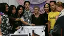 Sejumlah keluarga berserta Istri James Sahertian, Roweina berfoto di dekat jenazah James Sahertian saat di Rumah Duka RSPP Jakarta Selatan, Senin (13/4/2015). (Liputan6.com/Faisal R Syam)