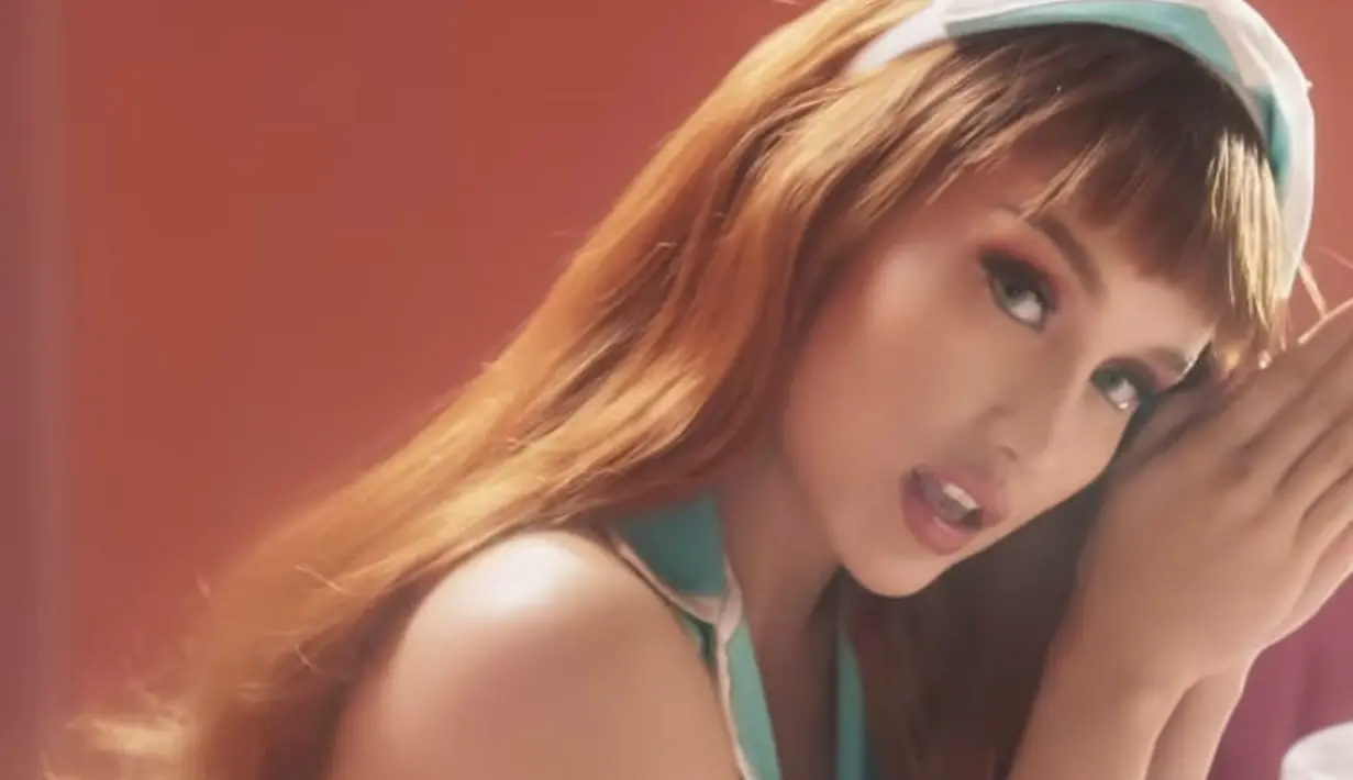 <p>Rambut panjang cokelat keemasan, dengan bandana hijau mint yang serasi dengan outfitnya. Membuat wajah blasteran Cinta semakin mirip barbie. @claurakiehl</p>