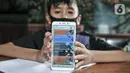 Siswa menunjukkan aplikasi belajar saat mengikuti kegiatan pelajaran jarak jauh di Bank Sampah Majelis Taklim, Kecamatan Koja, Jakarta, Rabu (12/8/2020). (merdeka.com/Iqbal S. Nugroho)