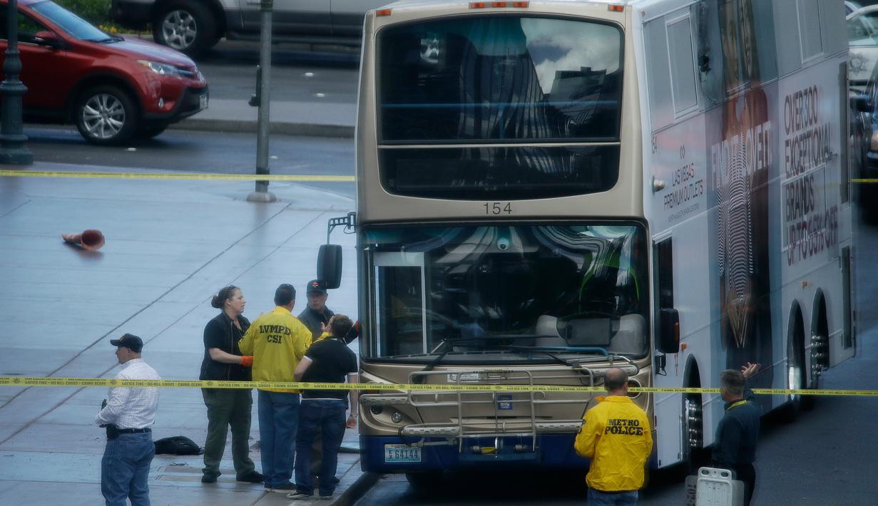 Garis polisi terpasang dekat sebuah bus tingkat di Las Vegas Boulevard, Las Vegas, Sabtu (25/3). Seorang pria yang mengenakan topeng babi tiba-tiba melepaskan tembakan di atas bus tingkat itu dan menewaskan satu orang. (L.E. Baskow/Las Vegas Sun via AP)