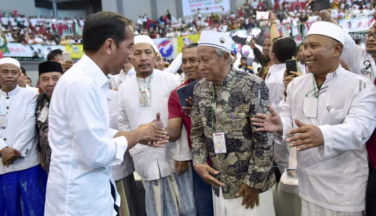 Capres nomor urut 01 Joko Widodo atau Jokowi menyalami sejumlah tokoh agama saat berkampanye di Probolinggo, Jawa Timur, Rabu (10/4). Jokowi optimis akan menang besar di Probolinggo pada Pilpres 2019. (Liputan6.com/Pool/Media Jokowi-Amin)