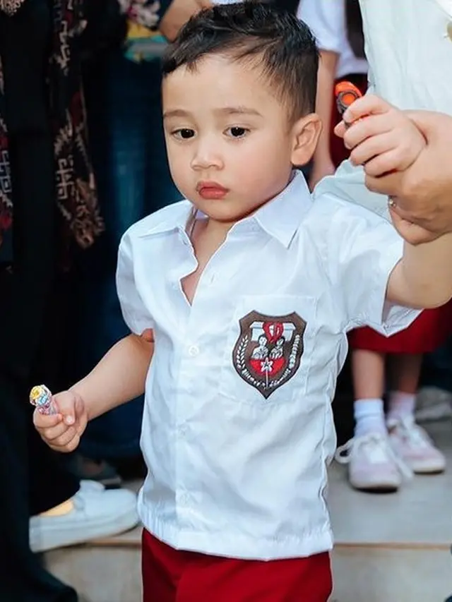 Anak artis pakai seragam SD (Instagram/falconpictures)