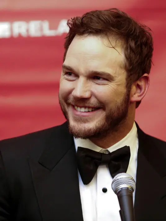 'Ayah pasti bangga, jika aku di TV, dia melihat semua, jadi rasanya seperti aku berkomunikasi dengannya melalui pekerjaanku di TV.' ujarnya sambil tersenyum tegar. (Bintang/EPA)