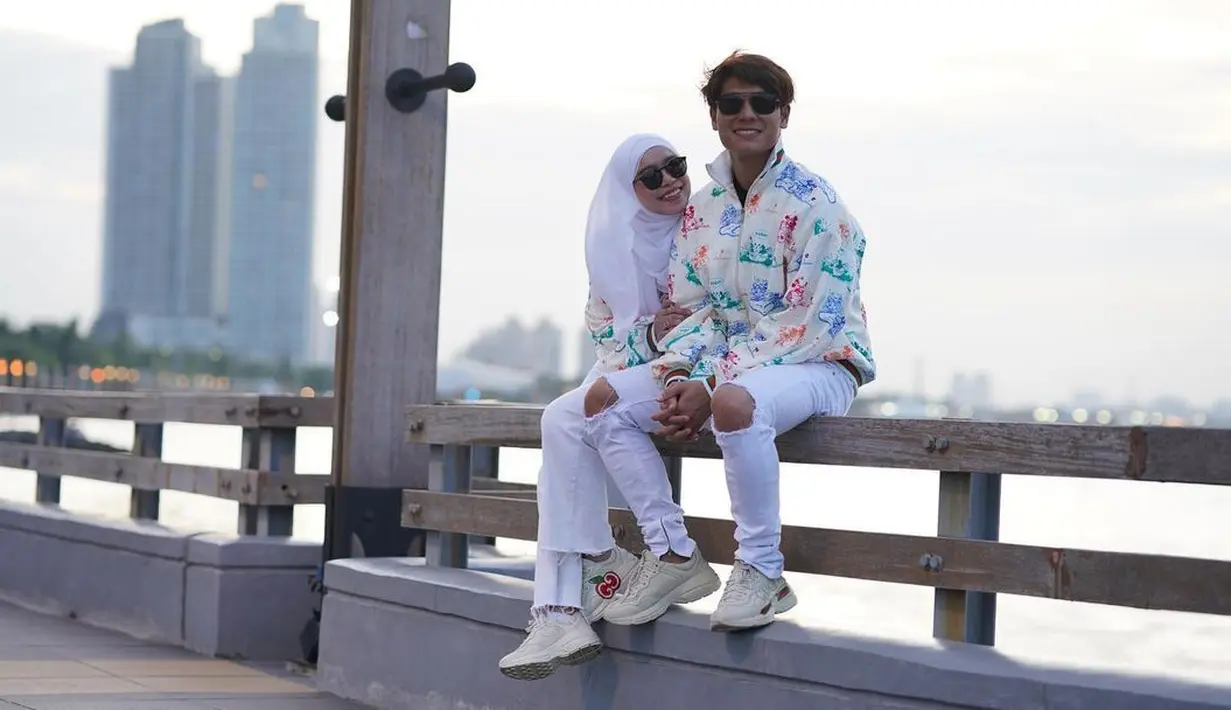 "Sebenernya dari beberapa bulan yang lalu kita melakukan persiapan dan memang tanggal yang tersedia cuma beberapa tanggal di bulan tersebut. akhirnya setelah diskusi pilihan jatuh pada tanggal 13 Juni dan nggak ada arti khusus sih di tanggal tersebut," kata Rizky Billar. (Instagram/lestykejora)